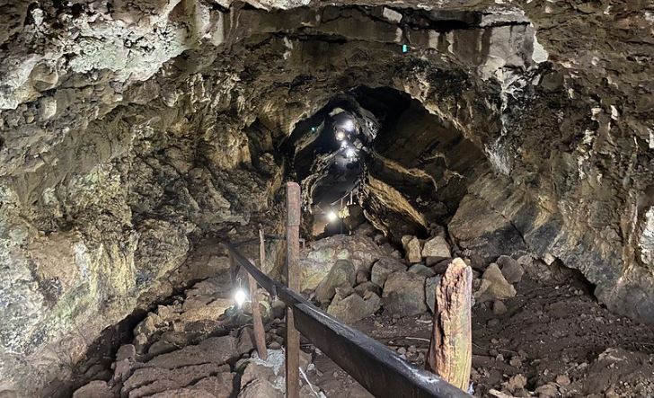 Santa Cruz lava tunnels.JPG